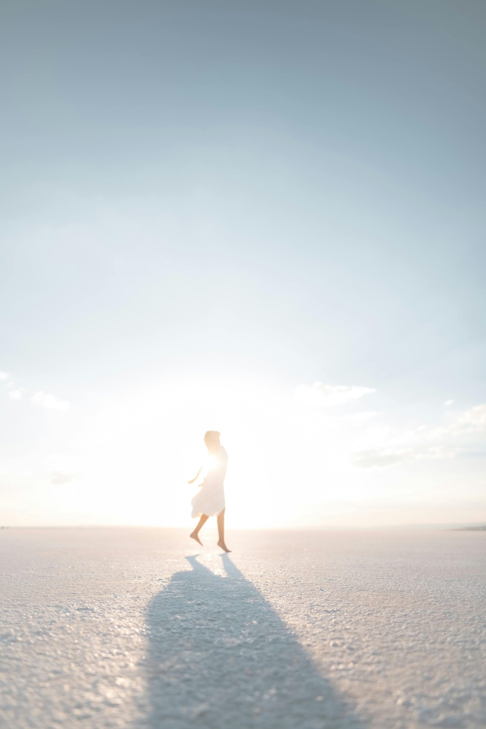 tony robbins coach walking light